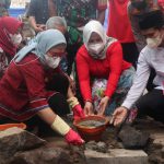 Disambut Meriah, Bupati Nina Agustina Lakukan Peletakan Batu Pertama Pembangunan Masjid Al-Fatah Desa Majasari