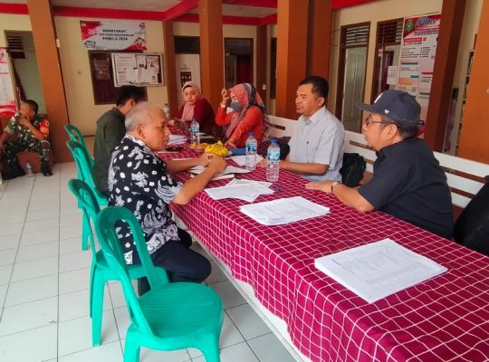 DPMD Indramayu dan Tim Inspektorat Provinsi Jawa Barat Tinjau Pembangunan Jalan Desa di Rawadalem