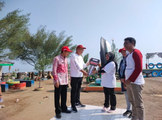 Senam Sehat dan Penyerahan Mobil Siaga untuk Desa Cantigi Kulon di Pantai Balongan Indah