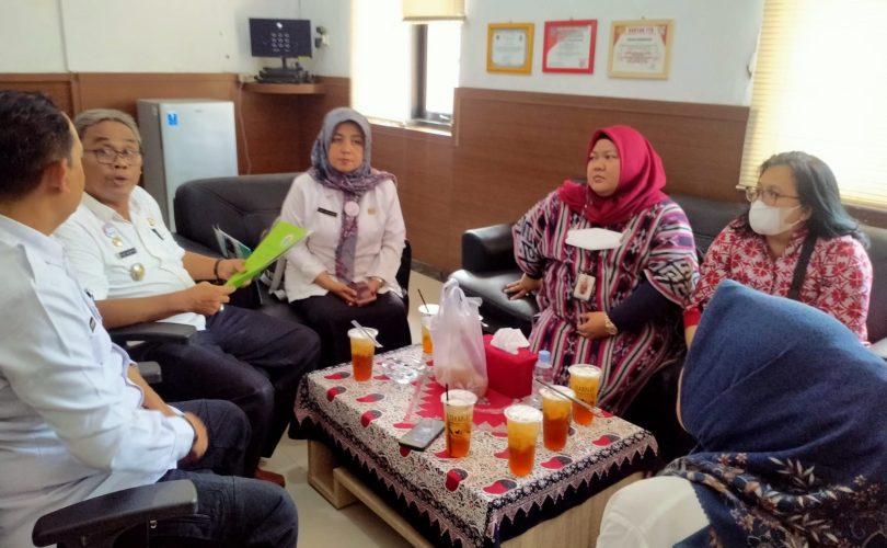 DPMD Indramayu dan Tim Kementerian Desa Salurkan Bantuan ke Usaha Bersama Komunitas di Kecamatan Anjatan