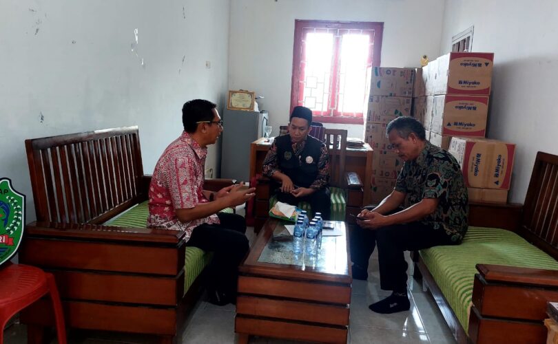 Kepala Bidang Pemerintah Desa DPMD Indramayu Tinjau Pelaksanaan Kegiatan Dana Desa di Desa Dadap