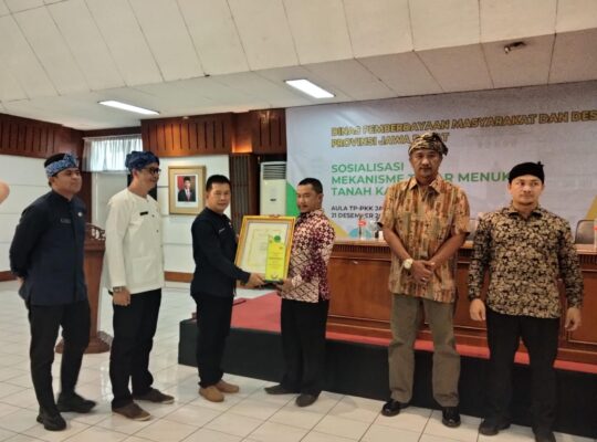 Penyerahan Penghargaan Desa Antikorupsi untuk Desa Percontohan di Jawa Barat