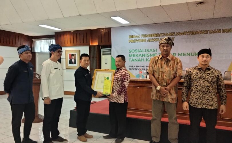 Penyerahan Penghargaan Desa Antikorupsi untuk Desa Percontohan di Jawa Barat
