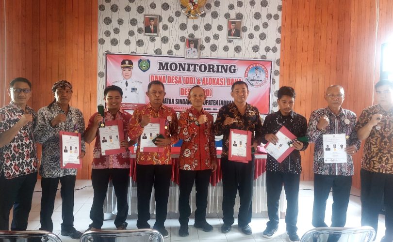 Penyerahan piagam dan lencana kategori desa mandiri (1)