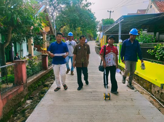 Pengecekan Jalan pada Kegiatan TNI Manunggal Membangun Desa Dilaksanakan di Desa Cikawung