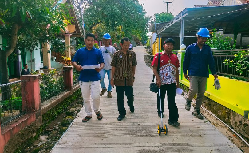 Pengecekan Jalan pada Kegiatan TNI Manunggal Membangun Desa Dilaksanakan di Desa Cikawung