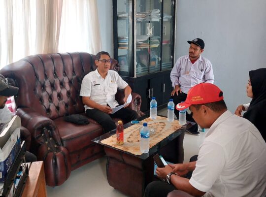 Kepala Bidang Pemerintah Desa DPMD Indramayu Memantau Pelaksanaan Kegiatan Dana Desa di Tenajar Kidul, Kecamatan Kertasemaya