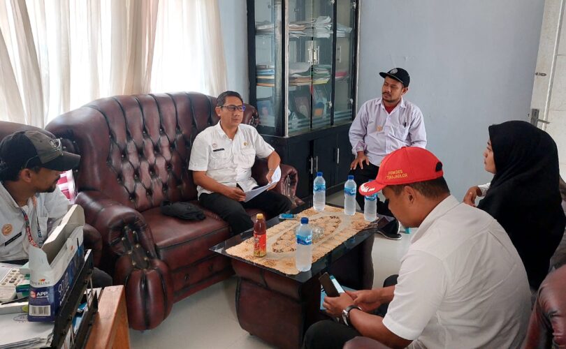 Kepala Bidang Pemerintah Desa DPMD Indramayu Memantau Pelaksanaan Kegiatan Dana Desa di Tenajar Kidul, Kecamatan Kertasemaya