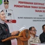 Bupati Indramayu Bagikan 150 Sertifikat PTSL, Berikan Jaminan Kepastian Hukum untuk Warga Desa Arjasari