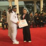 Bupati Indramayu Hj. Nina Agustina Berikan Hadiah kepada Para Pemenang Lomba Desa Tingkat Kabupaten Indramayu Tahun 2024